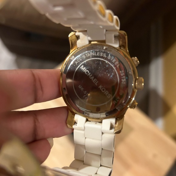 Michael Kors White & Gold Silicone Women’s Watch with Extra Links + Box - Picture 6 of 9